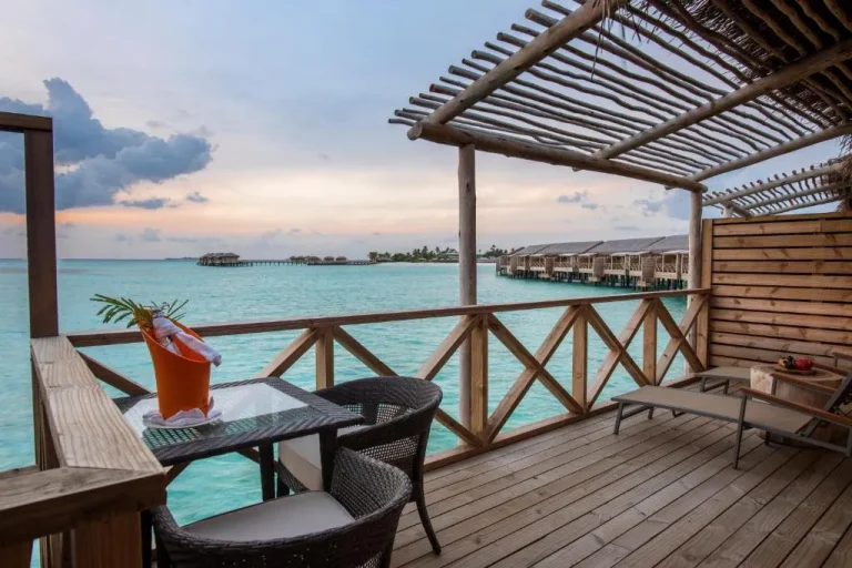 Balcón privado en You & Me Maldives - Solo Adultos - Todo Incluido Premium