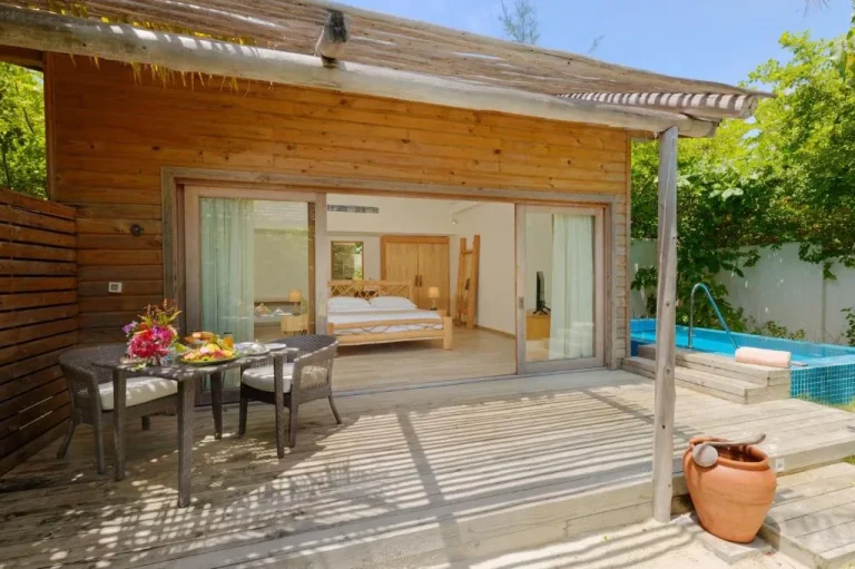 Área de piscina privada de una villa en You & Me Maldives - Solo para adultos - Todo incluido premium