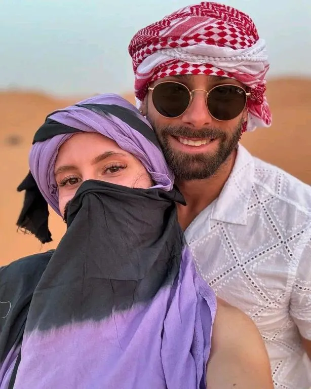 Couple explorant Merzouga