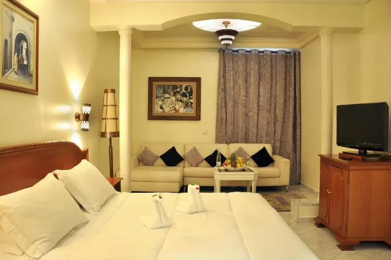 Gemütliches Schlafzimmer mit Sitzgelegenheit im Zalagh Parc Palace