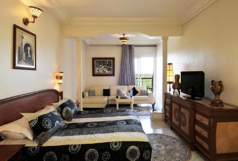 Eleganter Schlafzimmerblick im Zalagh Parc Palace