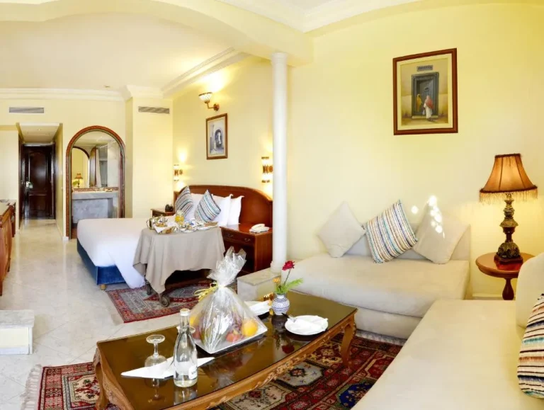 Wohnbereich in der Suite im Zalagh Parc Palace