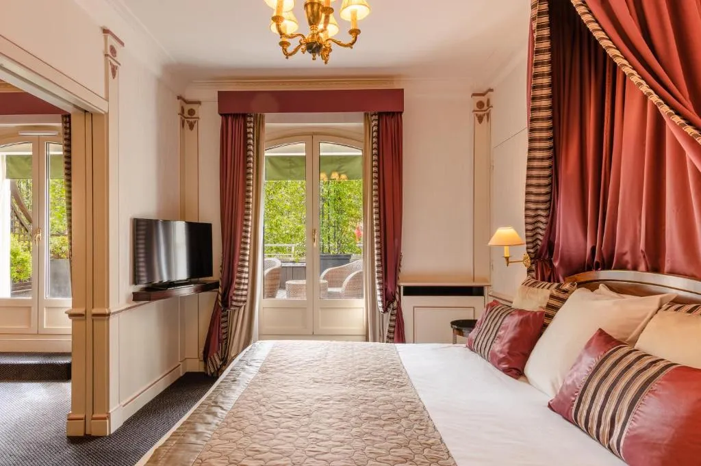 Bedroom with balcony view at Hôtel Napoleon Paris