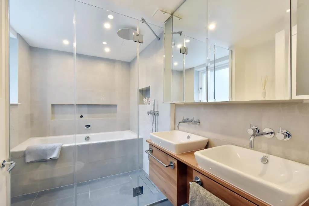 Modern bathroom at London Choice Apartments - Mayfair - Piccadilly