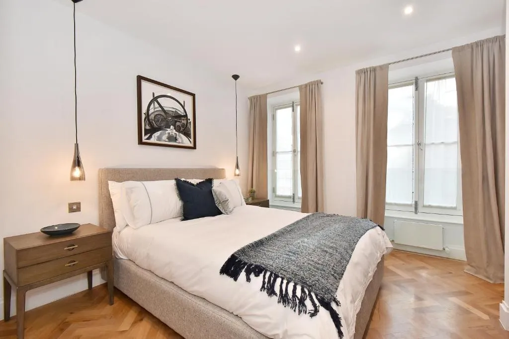 Cozy bedroom at London Choice Apartments - Mayfair - Piccadilly