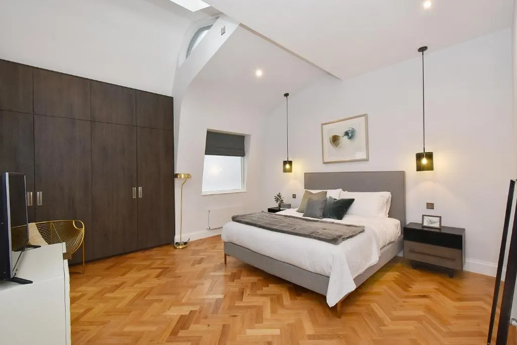 Elegant master bedroom at London Choice Apartments - Mayfair - Piccadilly